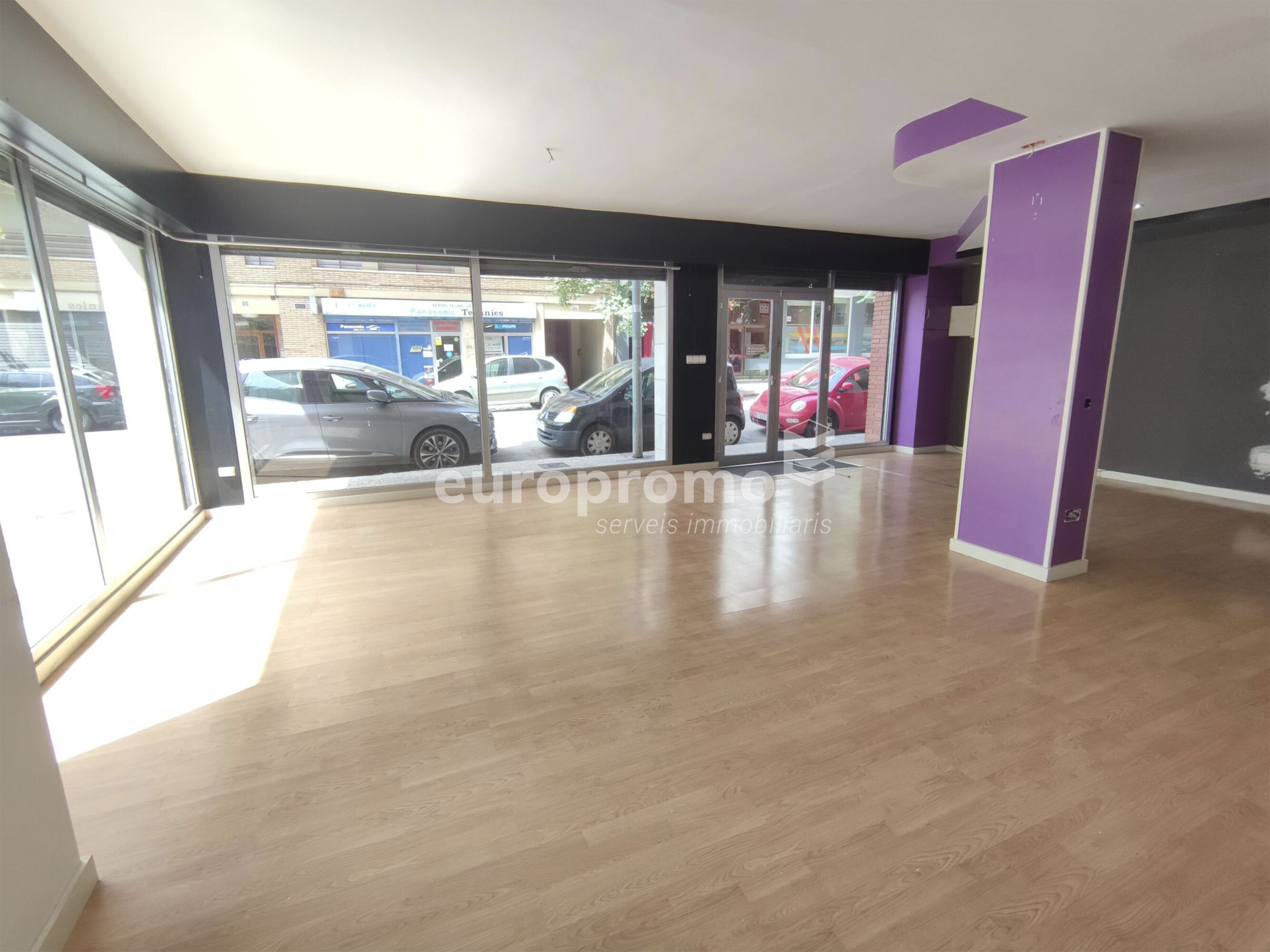 Local esquinero de 76m2 con 14 metros lineales de fachada situado en la zona  en Santa Eugènia